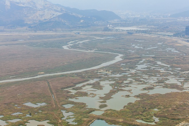 我国第一大淡水湖鄱阳湖，其面积最大和最小时相差80余倍