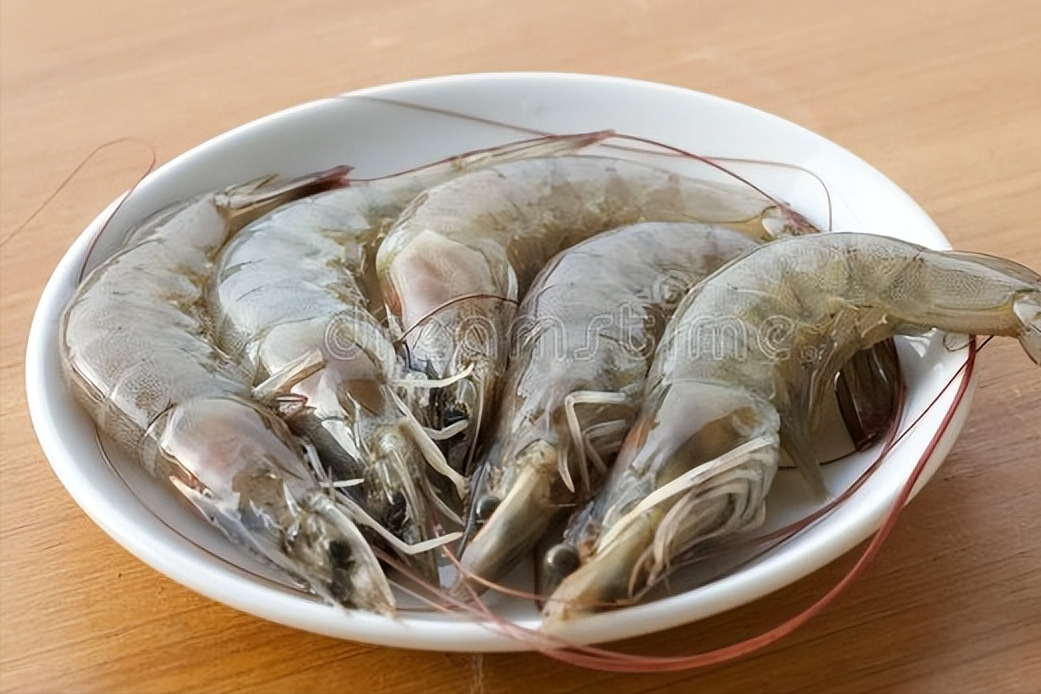 水煮大明虾怎么做好吃（最简单的水煮大明虾做法好吃又有营养）-4