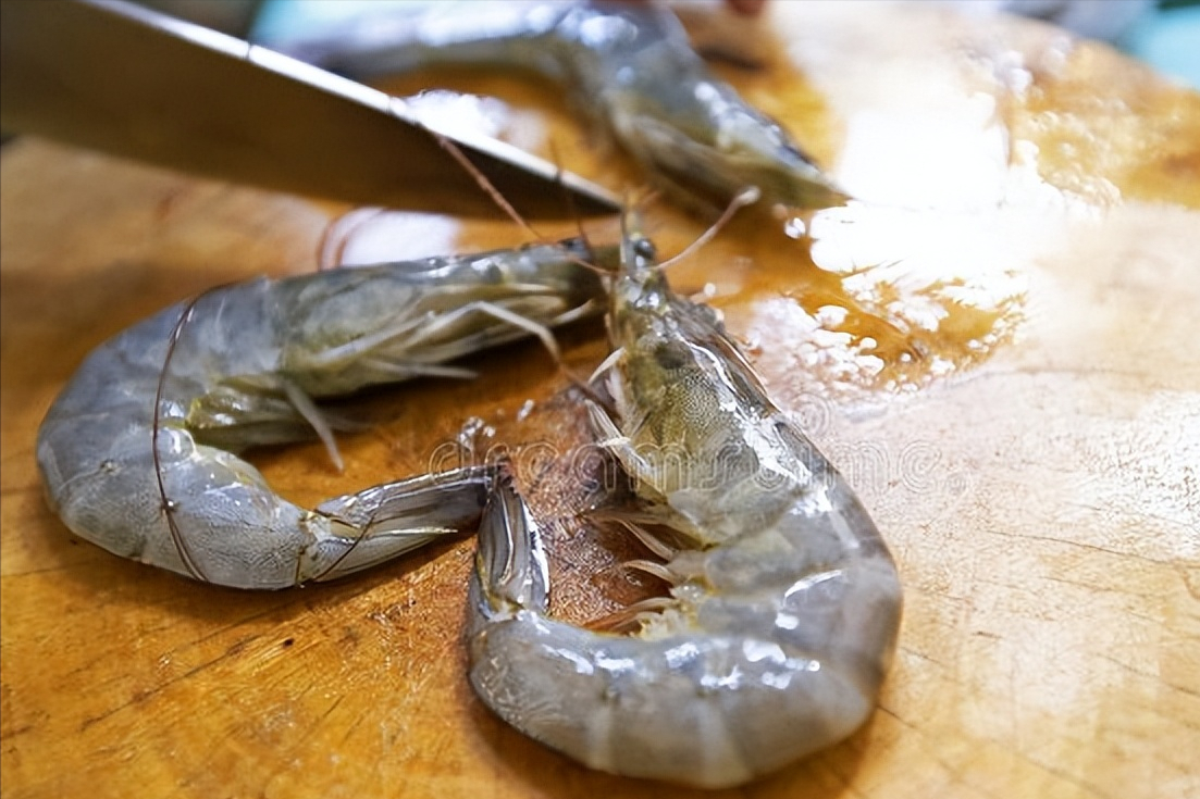 水煮大明虾怎么做好吃（最简单的水煮大明虾做法好吃又有营养）-5