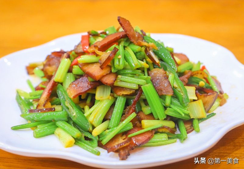 腊肉炒芹菜好吃吗（饭店的腊肉炒芹菜为啥清脆不柴有嚼劲）-1