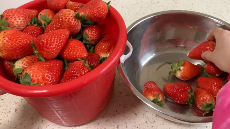 怎样洗草莓才干净又好吃（教你清洗草莓的4种最佳方法吃着更放心）-1