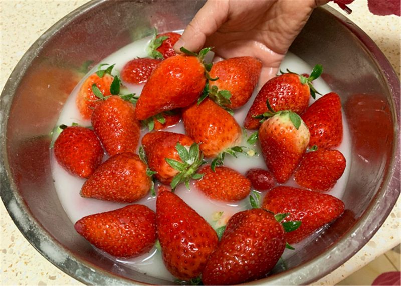 怎样洗草莓才干净又好吃（教你清洗草莓的4种最佳方法吃着更放心）-3