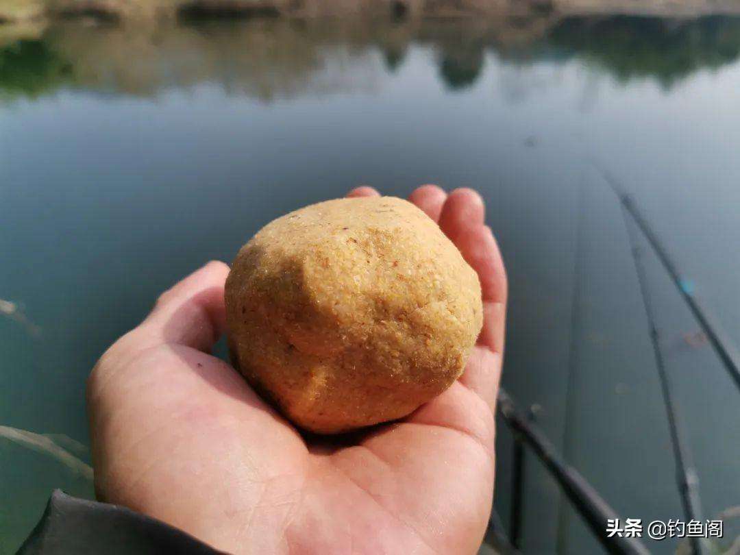 野钓鲤鱼用什么饵料最好（推荐3款夏季野钓鲫鱼商品饵料配方一天钓一桶）