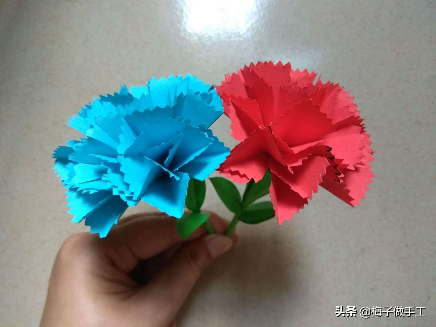 儿童手工折纸，母亲节康乃馨怎么折简单又好看？送给妈妈的礼物