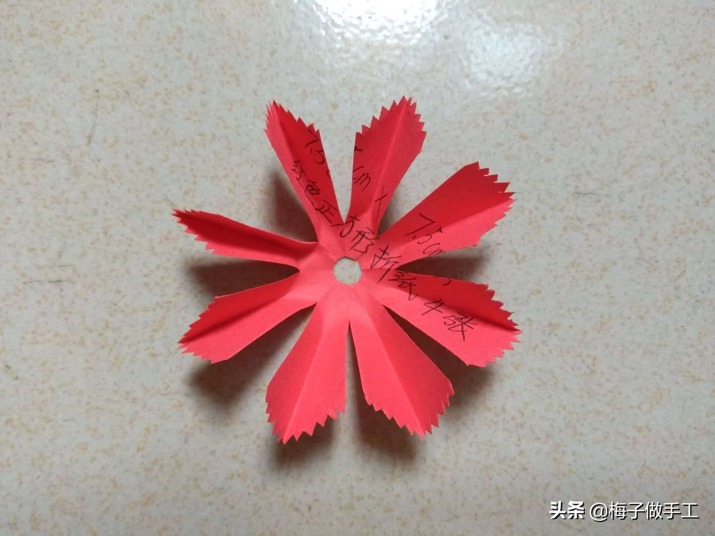儿童手工折纸，母亲节康乃馨怎么折简单又好看？送给妈妈的礼物