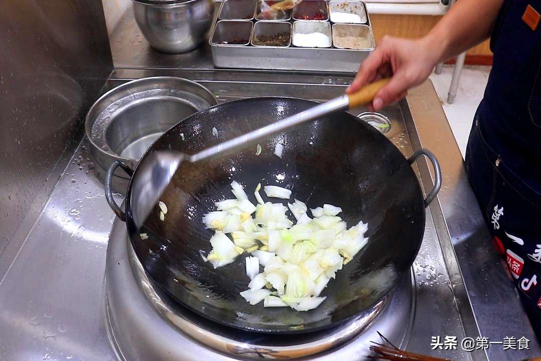 炒大白菜时，不要直接下锅！多加这1步，白菜又香又脆、还不出水