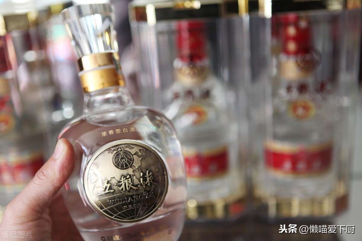 “露酒”和“白酒”有啥区别？才知道口感差很多，学会可别挑错了