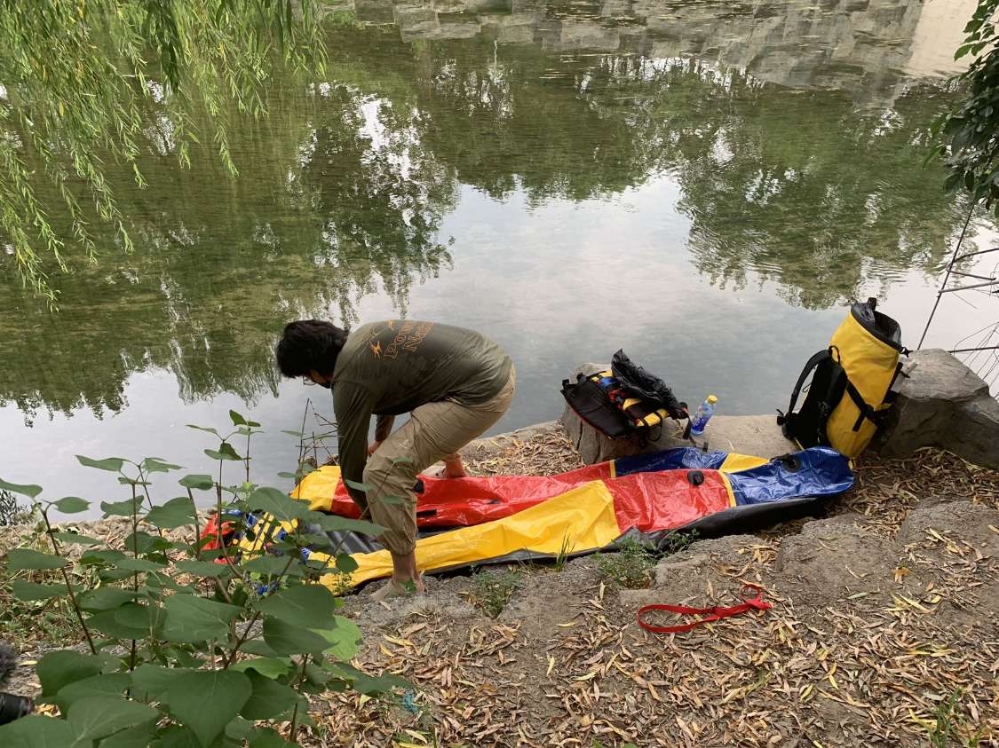 北京一男子划皮划艇上班：不堵车 网友称走路上班也就40分钟