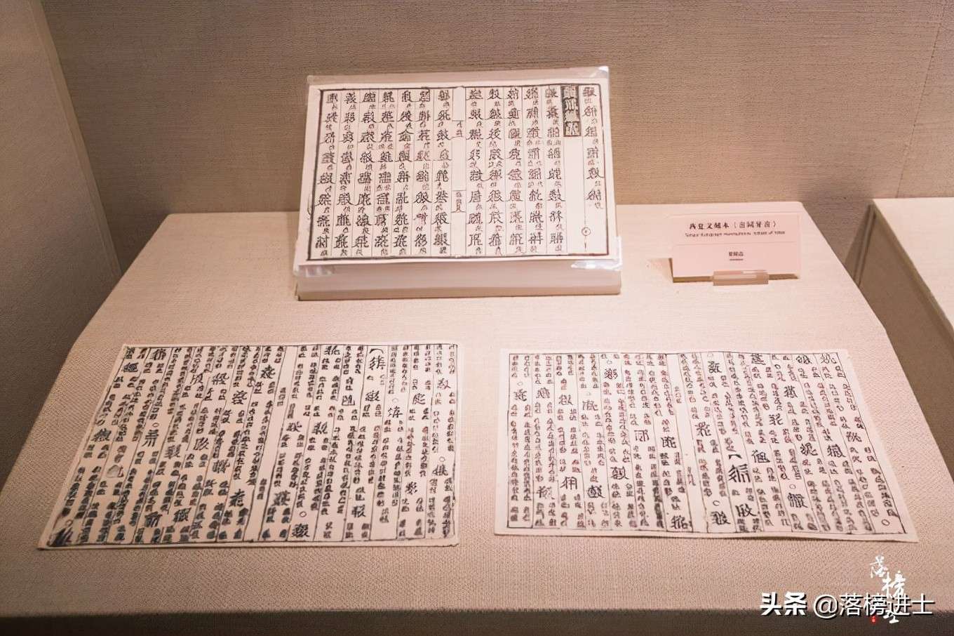 宁夏西夏王陵，被誉为“东方金字塔”，这里寸草不生，充满了神秘