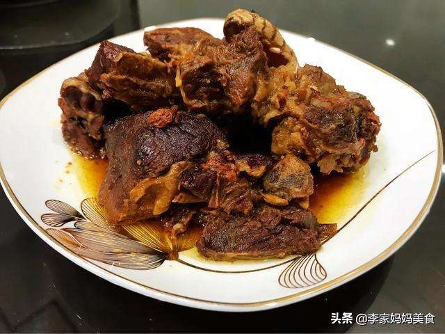 牛肉炖萝卜放大料吗（牛肉炖萝卜炖牛肉最忌讳两种佐料一加就变味）