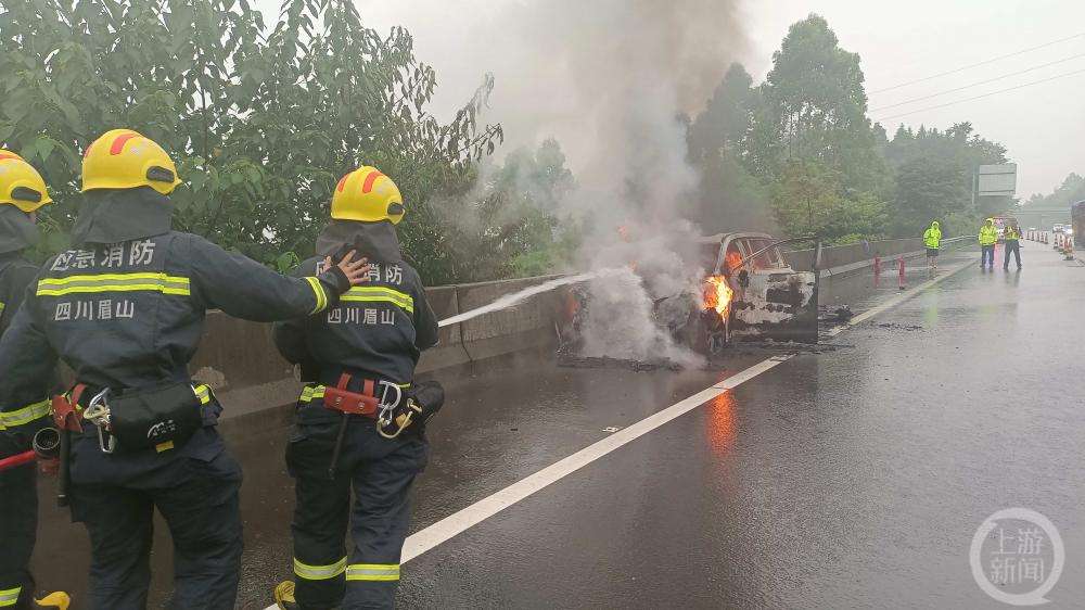 新能源车理想one四川乐雅高速起火烧成光架，有乘客被烧伤送医