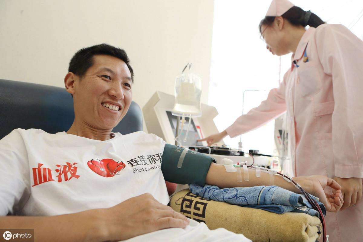 0岁女人献血的危害和好处是什么（中老年人献血可以改善血液粘稠增强抵抗力）"