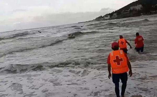 青岛海域两游客1死1失踪！就在当天，还有12人被卷进深海