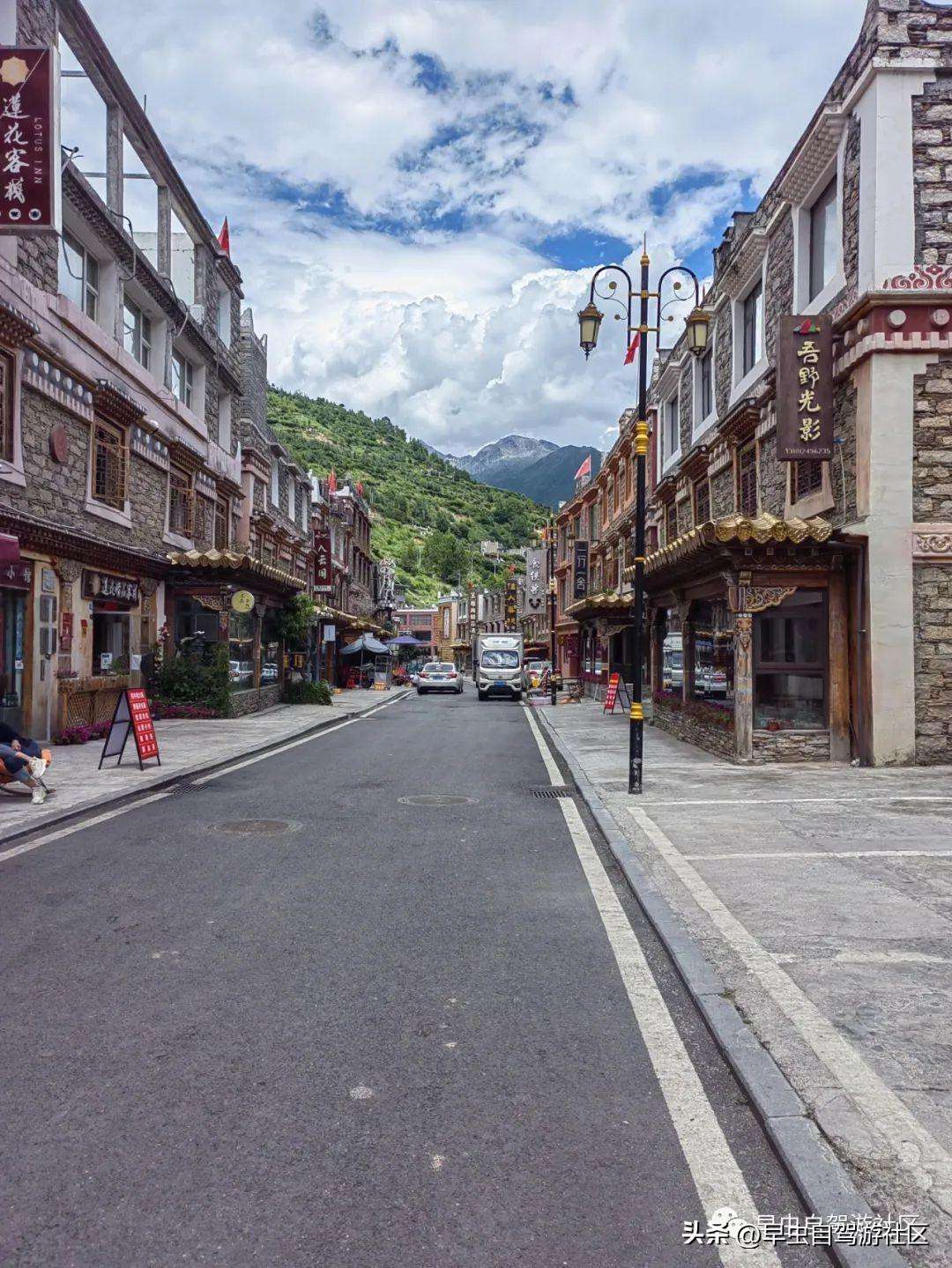 四姑娘山哪些景点必去（外地人旅游必看8月四姑娘山旅游攻略）