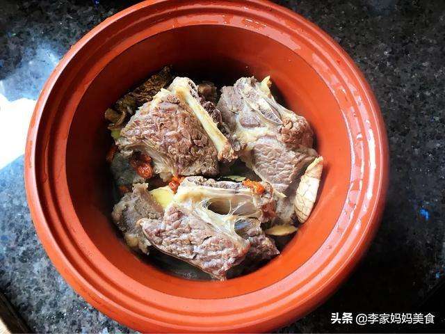 牛肉炖萝卜放大料吗（牛肉炖萝卜炖牛肉最忌讳两种佐料一加就变味）