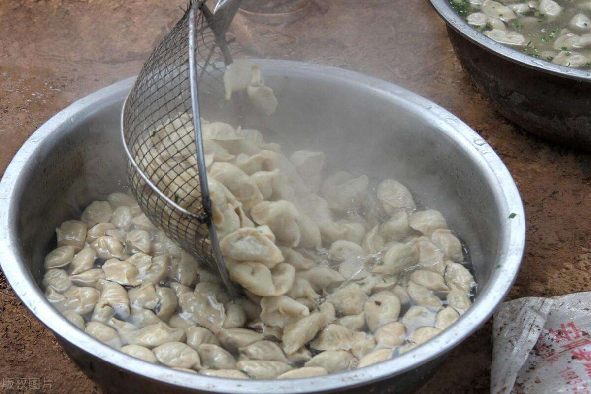 速冻猪肉饺子煮多久才熟（教你一个冻饺子的正确煮的方法15分钟煮熟好吃不破皮）