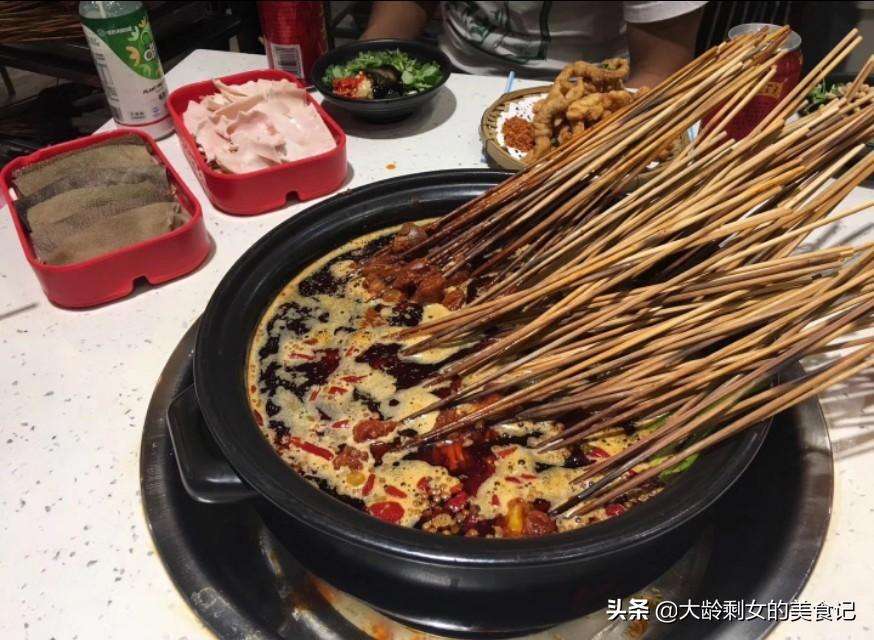 成都美食小吃推荐一下（成都最出名的10大美食小吃外地人旅游必吃好吃还不贵）