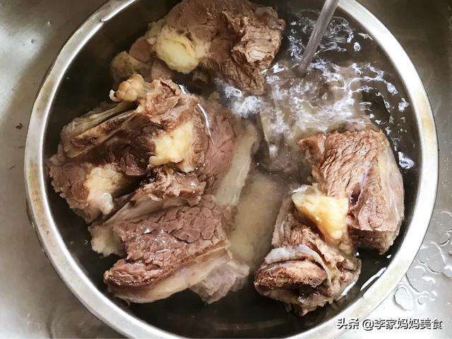 牛肉炖萝卜放大料吗（牛肉炖萝卜炖牛肉最忌讳两种佐料一加就变味）