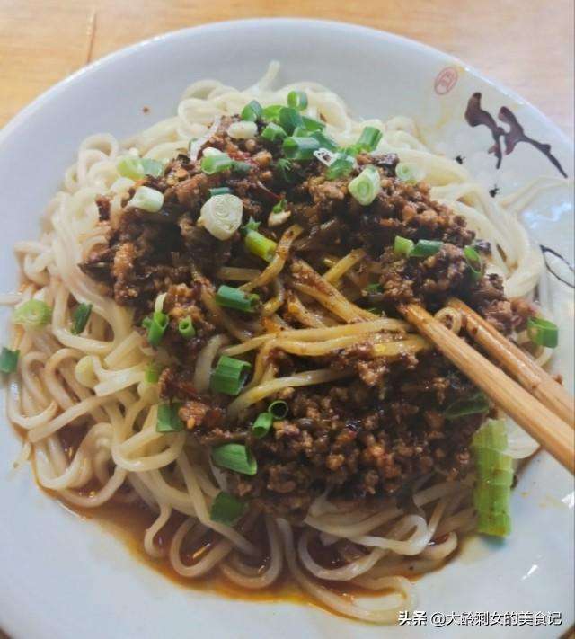 成都美食小吃推荐一下（成都最出名的10大美食小吃外地人旅游必吃好吃还不贵）