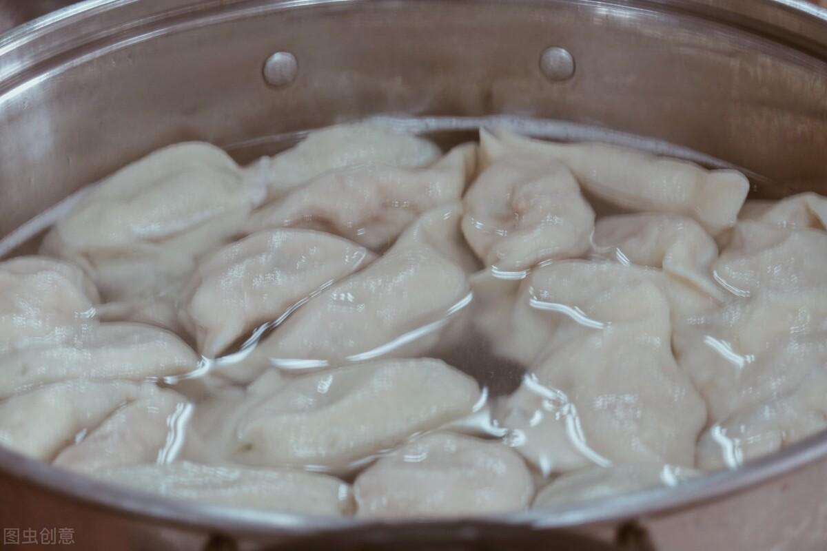 速冻猪肉饺子煮多久才熟（教你一个冻饺子的正确煮的方法15分钟煮熟好吃不破皮）