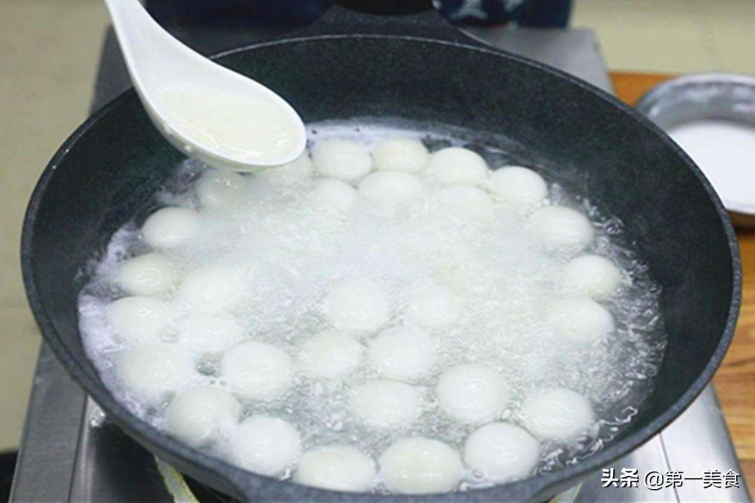 速冻汤圆冷水煮还是热水煮（超市买回来的汤圆这样煮十分钟煮熟好吃不露馅）