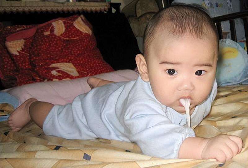 小宝宝吐奶是怎么回事（宝宝频繁吐奶多是喂养方法不对试试这7个方法很管用）