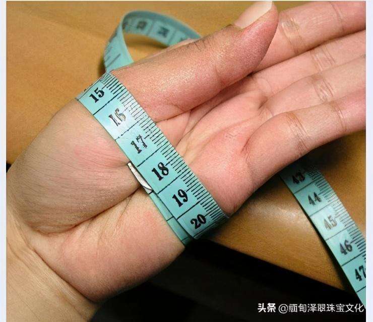 手镯测量方法和技巧（在家徒手测量手镯尺寸的方法）