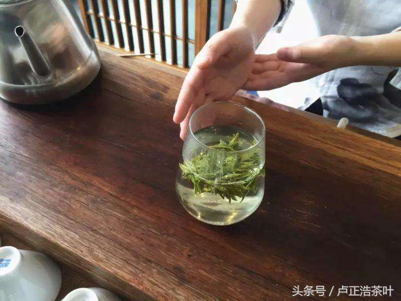 正宗龙井茶的泡法（专业茶艺师教你如何泡好一杯鲜爽西湖龙井）