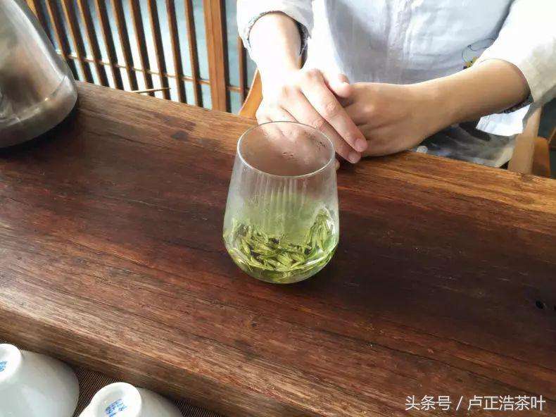 正宗龙井茶的泡法（专业茶艺师教你如何泡好一杯鲜爽西湖龙井）