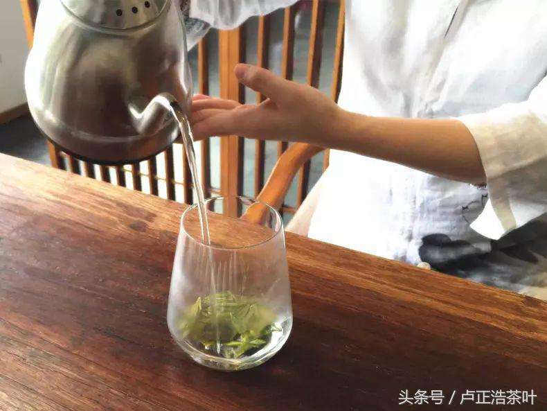 正宗龙井茶的泡法（专业茶艺师教你如何泡好一杯鲜爽西湖龙井）