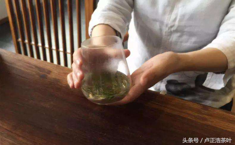 正宗龙井茶的泡法（专业茶艺师教你如何泡好一杯鲜爽西湖龙井）