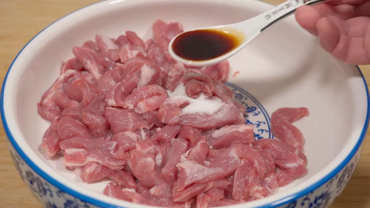 小酥肉怎么调又酥又脆（外酥里嫩的小酥肉这样做）