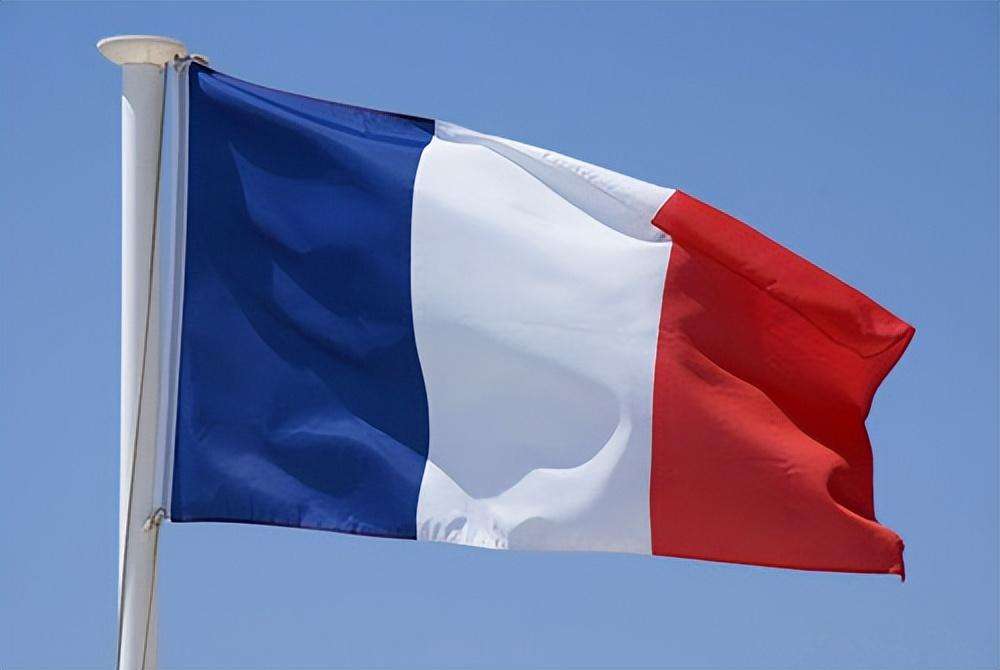 法国国旗法国国土面积55万平方公里,呈正六边形,地势由东南向西北倾斜